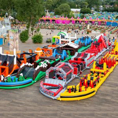 非常識なインフレータブル5k成人障害物コースレース