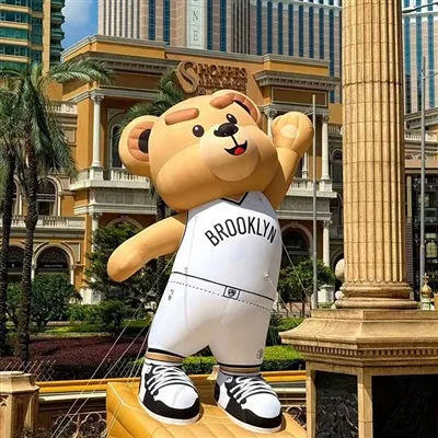 バスケットボールをしているインフレータブル広告かわいい漫画のクマ